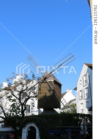 モンマルトルのもう一つの風車ムーラン・ド・ラ・ギャレット 136115762