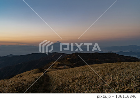 山の上から眺める夕暮れの富士山 136116846