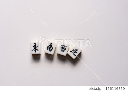 白背景にマージャン牌 白背景にマージャン牌 136116850