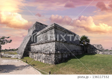 mayan pyramid in Tulum ruins, Yucatan, Mexico mayan pyramid in Tulum ruins, Yucatan, Mexico 136117332