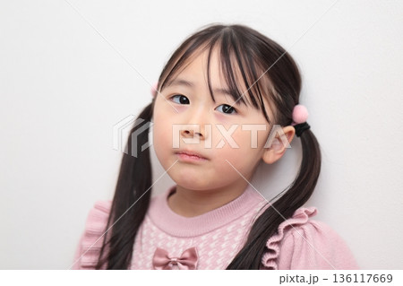 4歳女の子の上半身 (白バック 無背景) 136117669