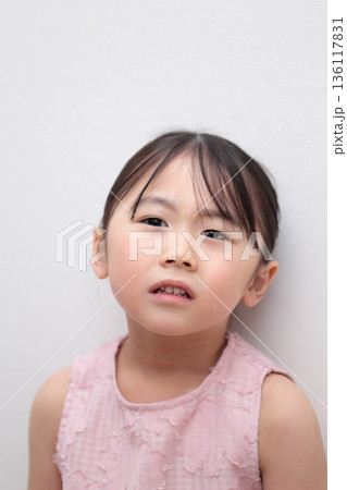 4歳女の子の上半身 (白バック 無背景) 4歳女の子の上半身 (白バック 無背景) 136117831