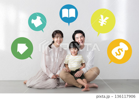 子育てに必要な経費を考えるファミリーのイメージ　積み立てNISA、投資、教育費、保険のイメージ 136117906
