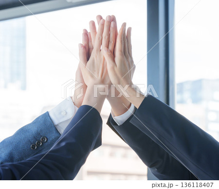 ハイタッチするビジネスパーソン 136118407