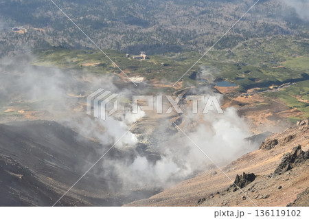 北海道 旭岳山頂から旭岳ロープウェイ姿見駅方面の眺め 136119102