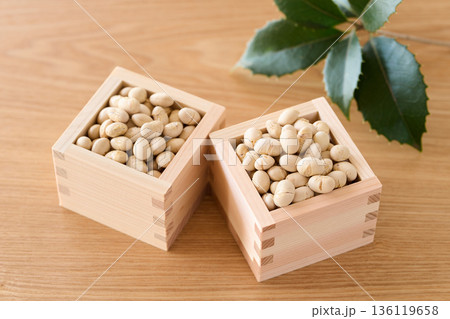 升に盛った煎り大豆 136119658