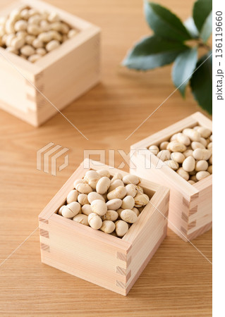 升に盛った煎り大豆 136119660