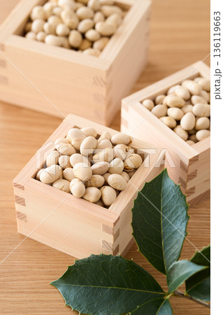 升に盛った煎り大豆 136119663