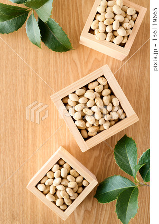 升に盛った煎り大豆 136119665