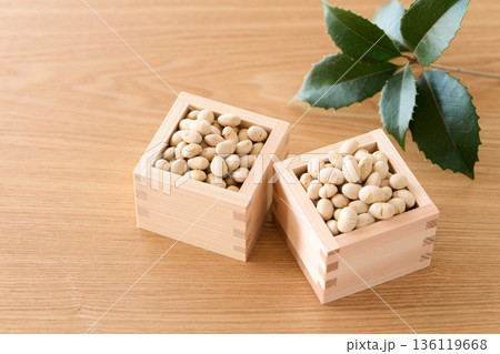 升に盛った煎り大豆 136119668