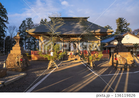 正月飾りと朝日が映える熊野那智神社の社殿 136119826
