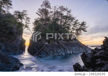 神割崎の夜明け、岩礁と松が囲む静かな海 136120145