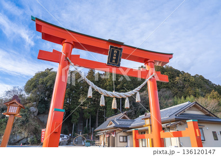 釣石神社の朱鳥居と合格祈願、落ちない石 136120147