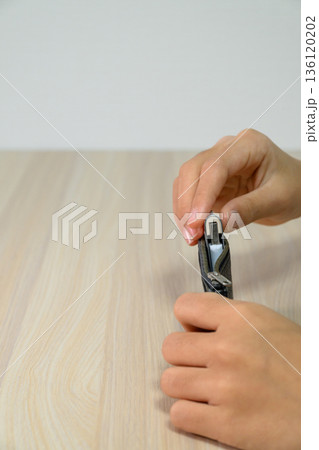 小銭入れからUSBメモリを取り出す人の手元 136120202