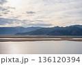 釣石神社周辺の湿地と山並み、冬の静寂風景 釣石神社周辺の湿地と山並み、冬の静寂風景 136120394