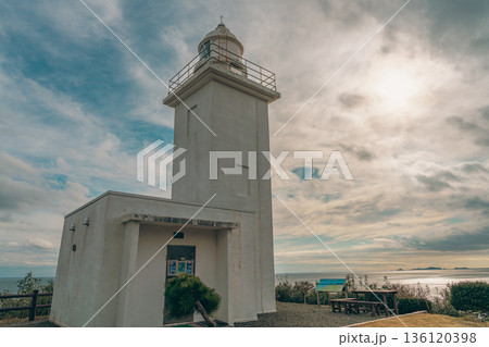 大須埼灯台と海景色、雄勝半島の静かな灯り 136120398