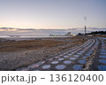 朝焼けの右田海岸、静けさに包まれる遊歩道 朝焼けの右田海岸、静けさに包まれる遊歩道 136120400