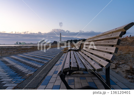 朝焼けの右田海岸、ベンチと静寂の海辺遊歩道 136120401