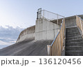 朝焼けの右田海岸、防潮堤と階段が描く静かな曲線 朝焼けの右田海岸、防潮堤と階段が描く静かな曲線 136120456