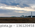 朝焼けの雲広がる右田海岸、静かな海浜公園 朝焼けの雲広がる右田海岸、静かな海浜公園 136120458