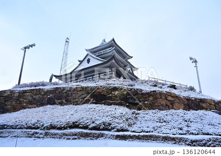 早朝の雪景色と天守閣（小牧山城） 136120644