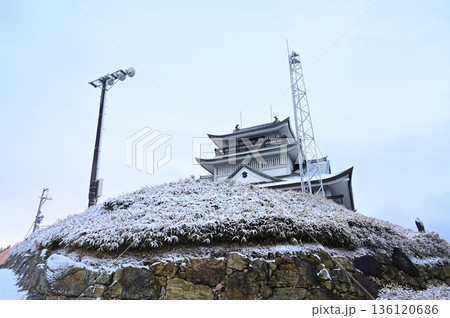 早朝の雪景色と天守閣(小牧山城) 早朝の雪景色と天守閣(小牧山城) 136120686