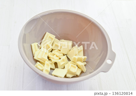 手で細かくしたホワイトチョコレート 136120814