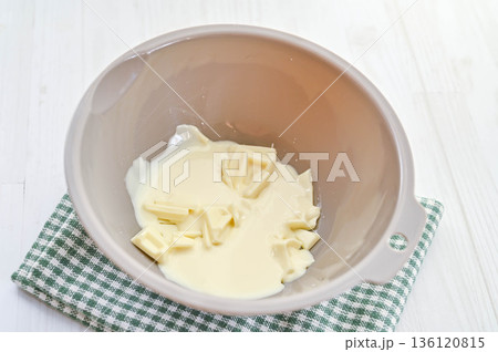 湯煎でチョコレートを溶かす 136120815