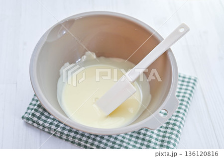 湯煎で溶かしたチョコレート 136120816