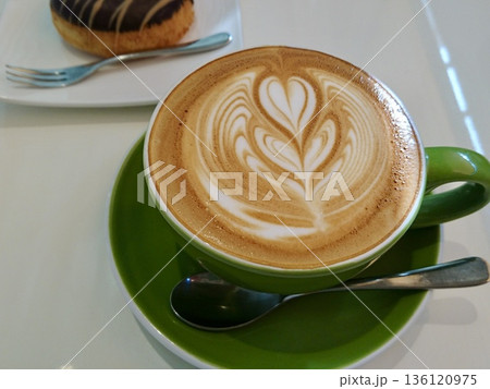 カフェラテ ラテアート カフェラテ ラテアート 136120975