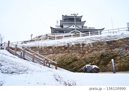 チャート層と雪景色の天守閣（小牧山城） 136120990