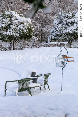 雪に覆われたぎふワールドローズガーデンの静かな冬の庭園ベンチ 136121024