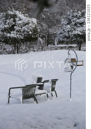 雪に覆われたぎふワールドローズガーデンの静かな冬の庭園ベンチ 136121025