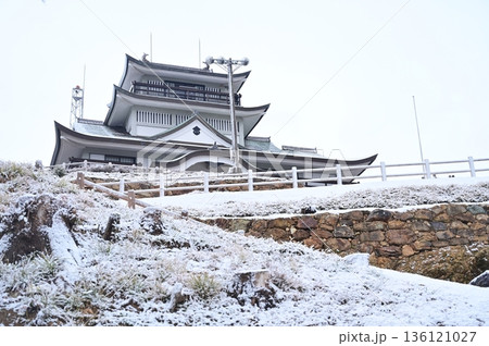 石垣と雪景色の天守閣（小牧山城） 136121027