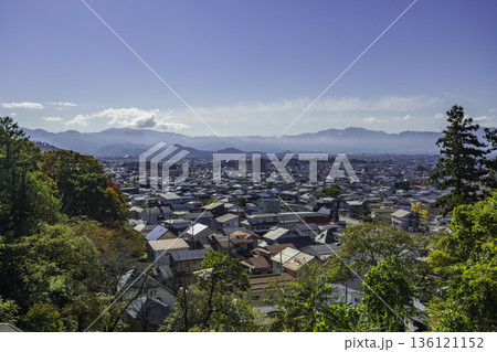 会津　飯盛山から鶴ヶ城を望む　福島県会津若松市 136121152