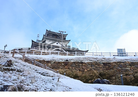 チャート層と雪景色の天守閣（小牧山城） 136121240