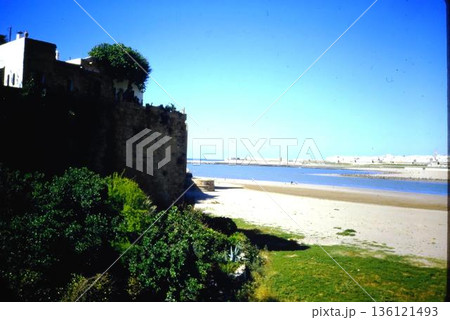 モロッコのラバトの海岸と建造物 モロッコのラバトの海岸と建造物 136121493