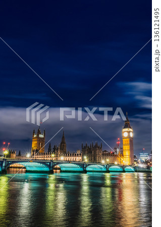 ロンドン 夜のテムズ川とウェストミンスター宮殿 ロンドン 夜のテムズ川とウェストミンスター宮殿 136121495