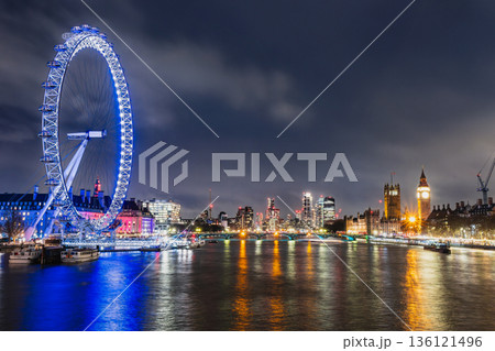 ロンドン 夜のテムズ川景 観覧車ロンドン・アイとウェストミンスター宮殿 ロンドン 夜のテムズ川景 観覧車ロンドン・アイとウェストミンスター宮殿 136121496