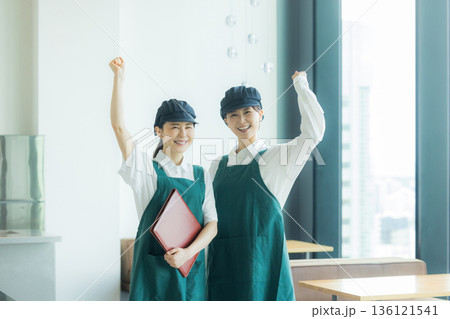 2人のカフェの店員 136121541