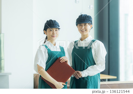 2人のカフェの店員 136121544