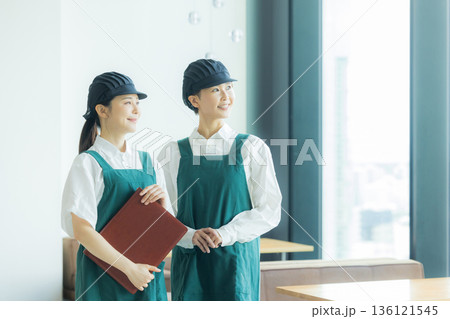 2人のカフェの店員 136121545
