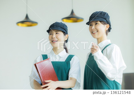2人のカフェの店員 136121548