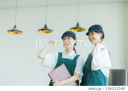 2人のカフェの店員 2人のカフェの店員 136121549