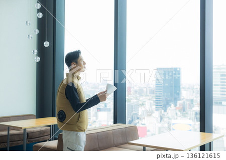 資料を見ながら打ち合わせする空調服の職人の男性 資料を見ながら打ち合わせする空調服の職人の男性 136121615