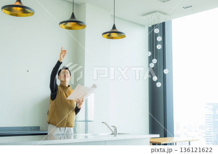 資料を見ながら打ち合わせする空調服の職人の男性 資料を見ながら打ち合わせする空調服の職人の男性 136121622