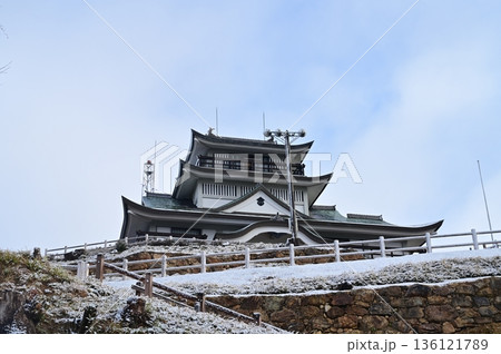 チャート層と雪景色の天守閣(小牧山城) チャート層と雪景色の天守閣(小牧山城) 136121789