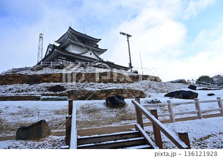 天守閣と晴天の雪景色（小牧山城） 136121928