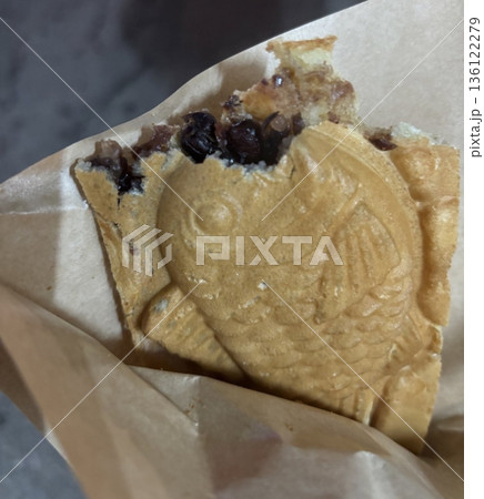 Bungeoppang, bungeo-ppang (Korean Fish Shaped Pastry), popular snack, cookies, sweet in winter streets of Korea. Bungeoppang Korean traditional national food, dish, cuisine. Japanese taiyaki Bungeoppang, bungeo-ppang (Korean Fish Shaped Pastry), popular snack, cookies, sweet in winter streets of Korea. Bungeoppang Korean traditional national food, dish, cuisine. Japanese taiyaki 136122279