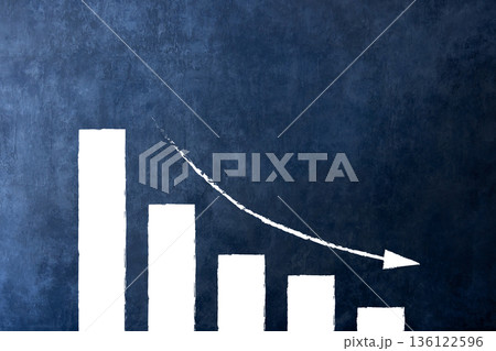 右肩下がり　グラフ 136122596